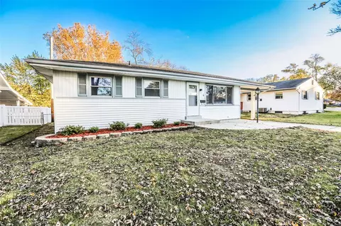 4 Manor Dr, Florissant, MO 63031