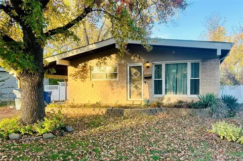 345 Moule Dr, Florissant, MO 63031