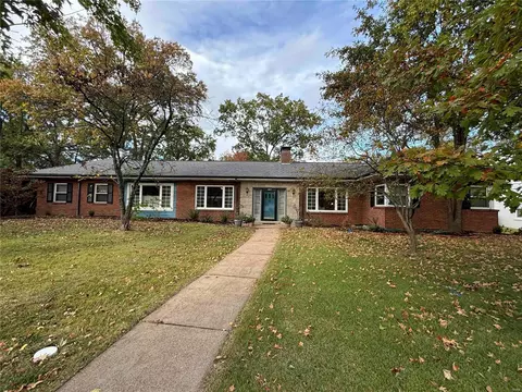 9017 Greenridge Dr, Saint Louis, MO 63117
