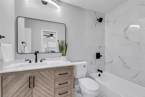 Bath - 521 Vernal Hill Ct, Ballwin, MO 63021 photo 1 of 3