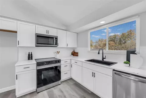 Kitchen - 521 Vernal Hill Ct, Ballwin, MO 63021 photo 1 of 2