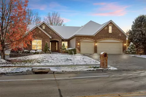 1022 Pleasant Meadow Dr, Lake Saint Louis, MO 63367