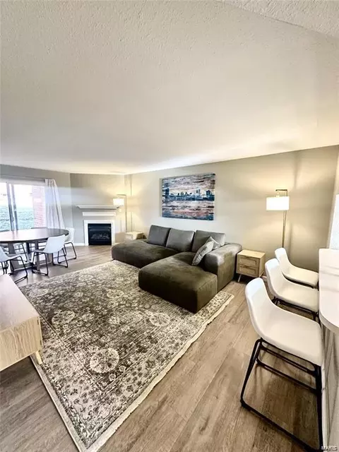 1949 Hunting Lake Ct #203, Saint Louis, MO 63122
