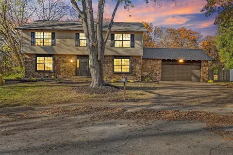 11 Homestead Ct, Saint Charles, MO 63303