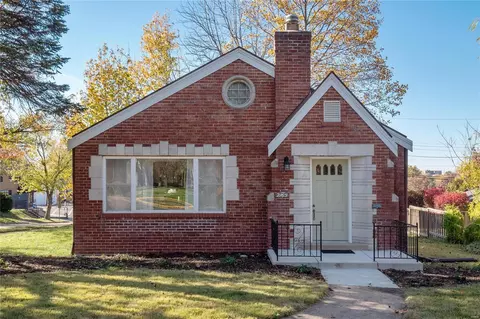 2165 Gray Ave, Saint Louis, MO 63117