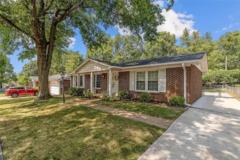 1233 Dorne Dr, Manchester, MO 63021