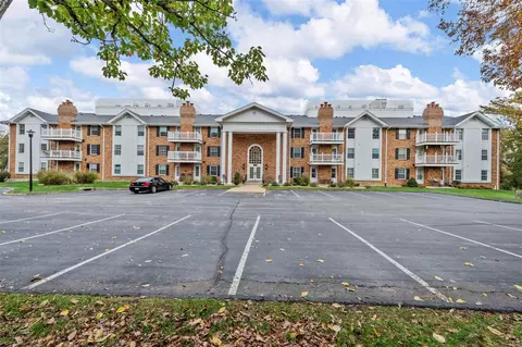 312 Clayton Crossing Dr #102, Ellisville, MO 63011