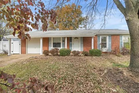 2645 Baltusrol Dr, Saint Louis, MO 63129