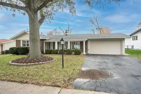 11641 Frontier Dr, Saint Louis, MO 63146