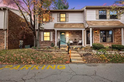 201 Carmel Woods Dr, Ellisville, MO 63021