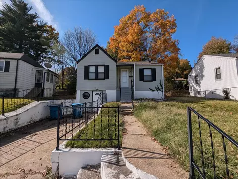 7030 Manette Dr, Saint Louis, MO 63136