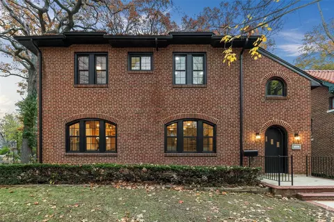 7055 Forsyth Blvd, Saint Louis, MO 63105