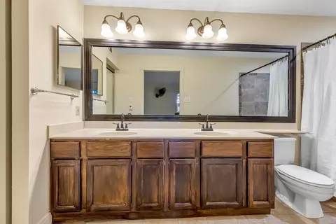 Bath - 705 Hemingway Ln, Weldon Spring, MO 63304 photo 1 of 3