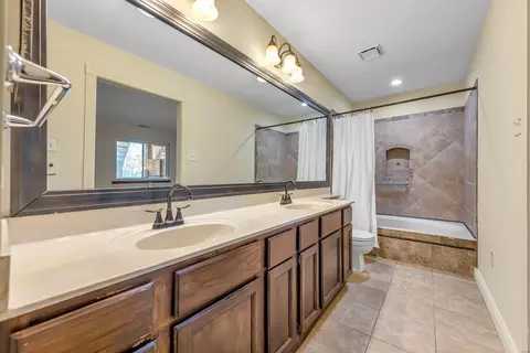 Bath - 705 Hemingway Ln, Weldon Spring, MO 63304 photo 2 of 3