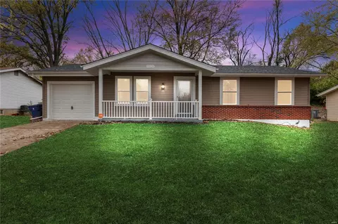 11929 Red Barn Ct, Florissant, MO 63033