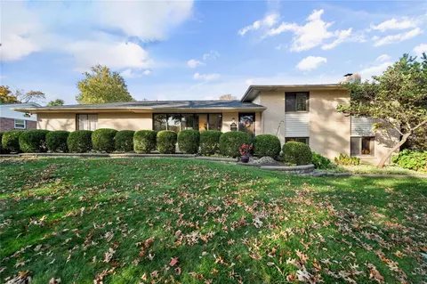 1411 Lindgate Dr, Kirkwood, MO 63122