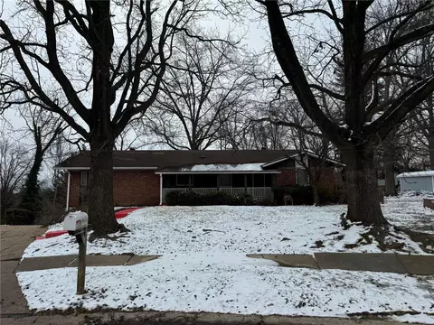 8 Ipswich Ct, Florissant, MO 63033