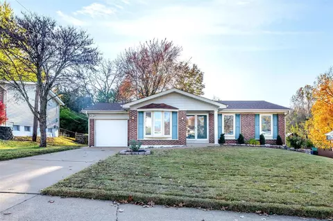 2300 Calle Vista Dr, Florissant, MO 63031