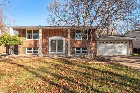 547 Golfwood Dr, Ballwin, MO 63021