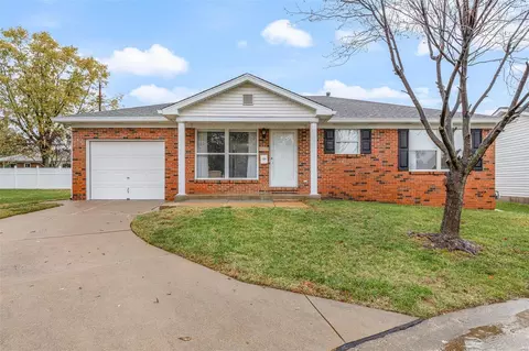 8225 Mastis Meadows Ct, Saint Louis, MO 63123