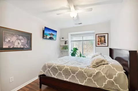 Bedroom - 1306 S 10th St, Saint Louis, MO 63104 photo 3 of 4