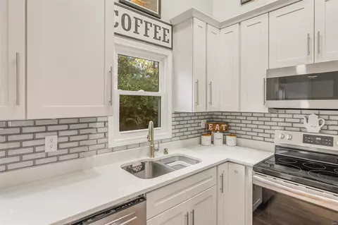 Kitchen - 409 Briarhill Dr, Ballwin, MO 63021 photo 2 of 3