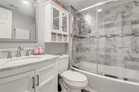 Bath - 409 Briarhill Dr, Ballwin, MO 63021 photo 2 of 3