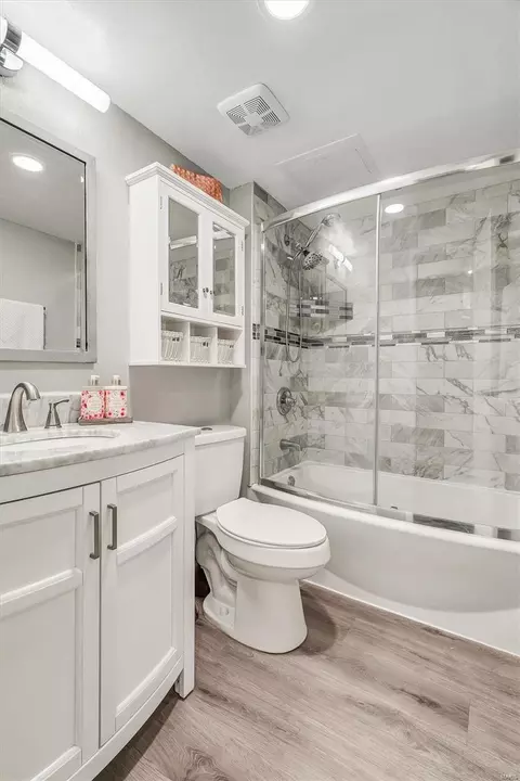Bath - 409 Briarhill Dr, Ballwin, MO 63021 photo 3 of 3