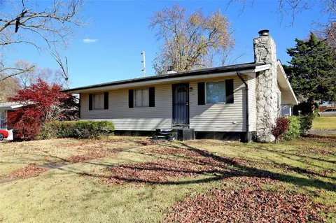 565 Dornoch Dr, Saint Louis, MO 63137