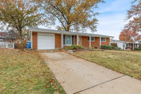 2811 Woodbury Dr, Saint Louis, MO 63125