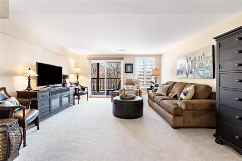 Living - 627 Highview Circle Dr, Ballwin, MO 63021 photo 6 of 7
