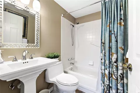 Bath - 627 Highview Circle Dr, Ballwin, MO 63021 photo 4 of 4