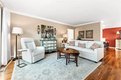 Living - 627 Highview Circle Dr, Ballwin, MO 63021 photo 3 of 7