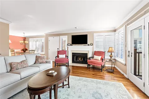 Living - 627 Highview Circle Dr, Ballwin, MO 63021 photo 2 of 7