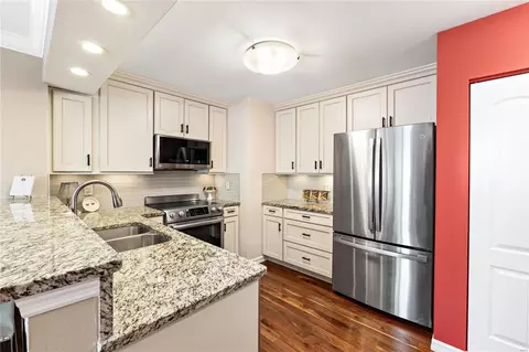 Kitchen - 627 Highview Circle Dr, Ballwin, MO 63021 photo 2 of 5