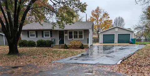 4 Tyson Ct, Florissant, MO 63031