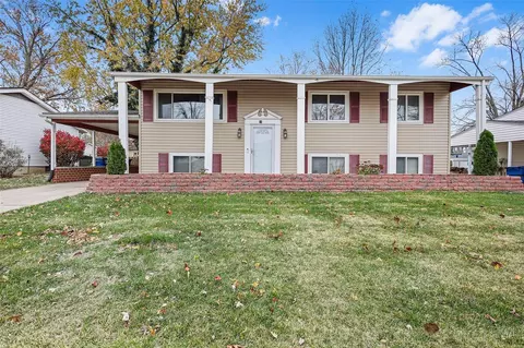 18 Saint David Dr, Saint Peters, MO 63376