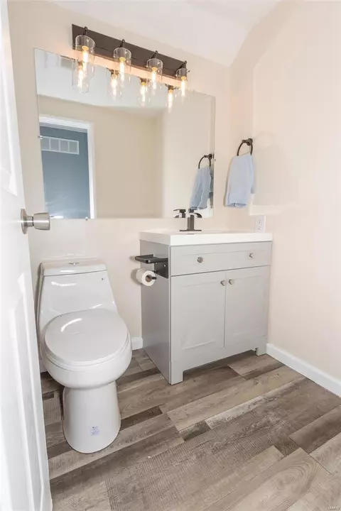 Bath - 351 Meadowbrook Dr, Ballwin, MO 63011 photo 3 of 3