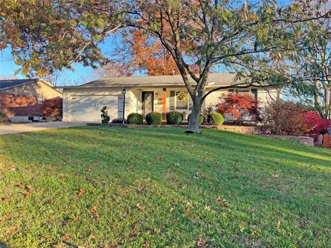 211 Windcliffe Dr, Ballwin, MO 63021