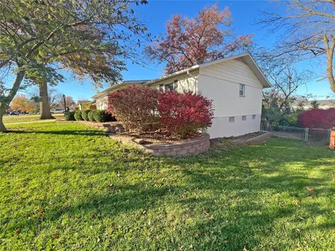211 Windcliffe Dr, Ballwin, MO 63021 photo 4