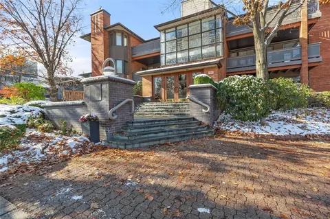 155 N Hanley Rd #200, Saint Louis, MO 63105
