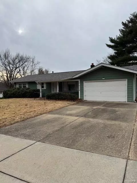 67 Forestwood Dr, Saint Louis, MO 63135