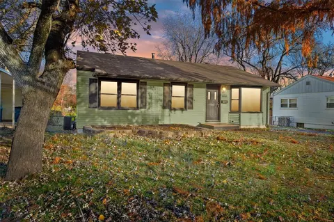 9818 Eastdell Dr, Saint Louis, MO 63136