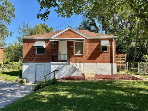 10052 Green Valley Dr, Saint Louis, MO 63136
