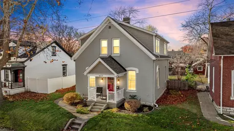 1009 N 5th St, Saint Charles, MO 63301