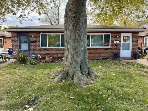 10760 Tropic Dr #60-62, Saint Ann, MO 63074