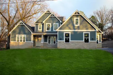 900 Grupp Rd, Des Peres, MO 63131