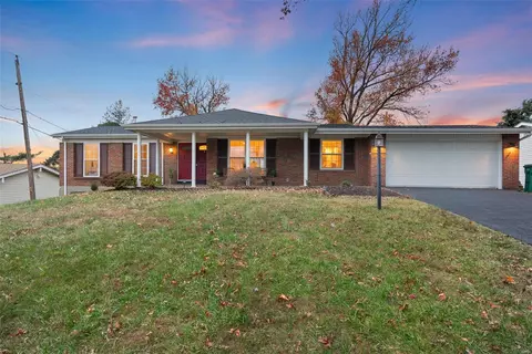 1439 Orchard Lakes Dr, Saint Louis, MO 63146