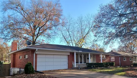 2524 Wembley Dr, Saint Louis, MO 63125