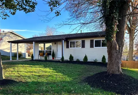 30 Hillcrest Blvd, Ballwin, MO 63021
